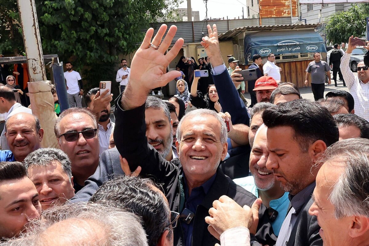 Irã: Candidato moderado surpreende e é eleito presidente - 06/07/2024