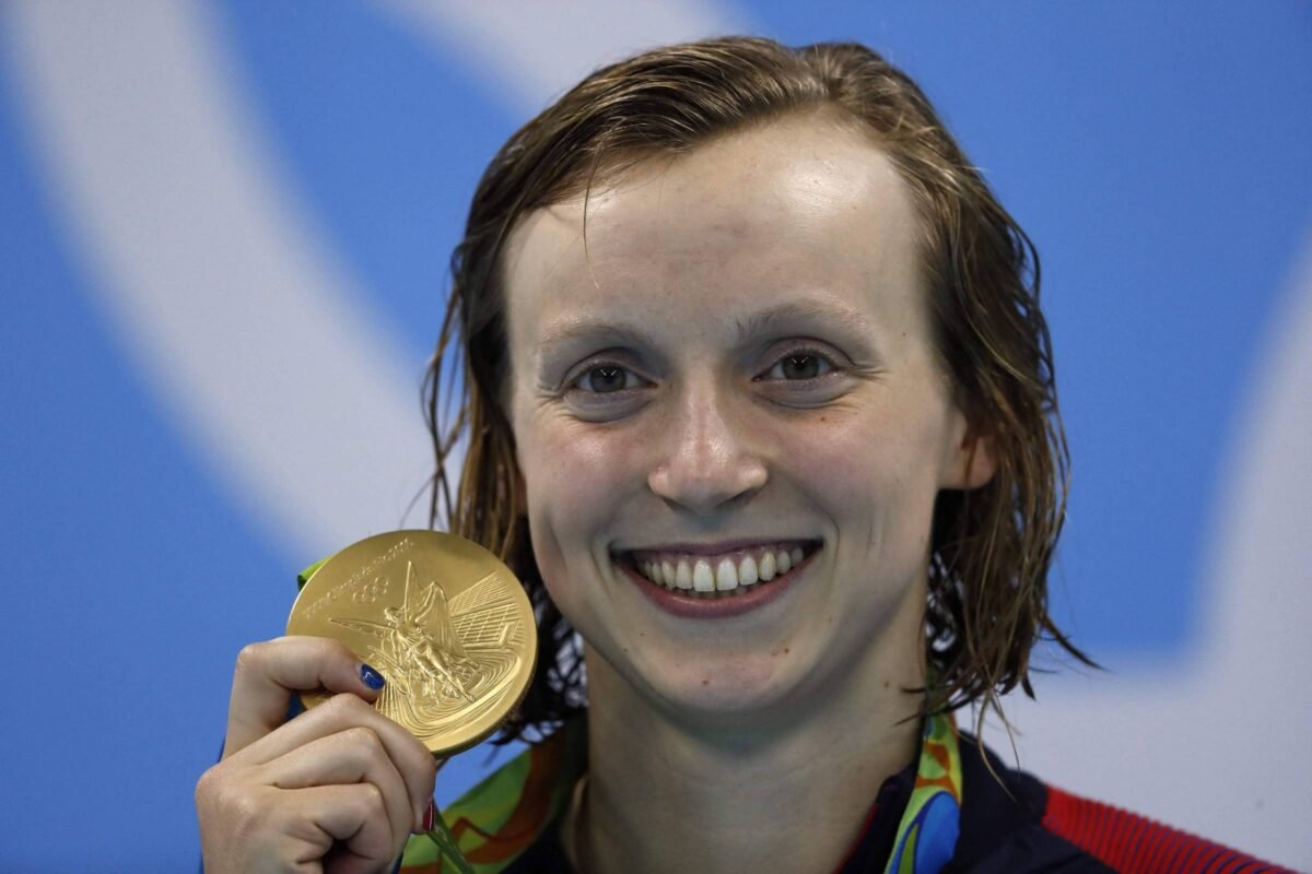Katie Ledecky nada em Paris para igualar recorde de Phelps