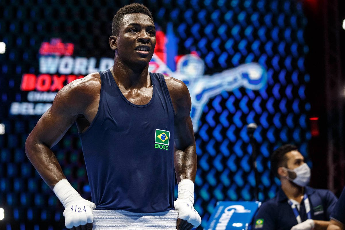 Keno Marley sorri enquanto luta por ouro no boxe em