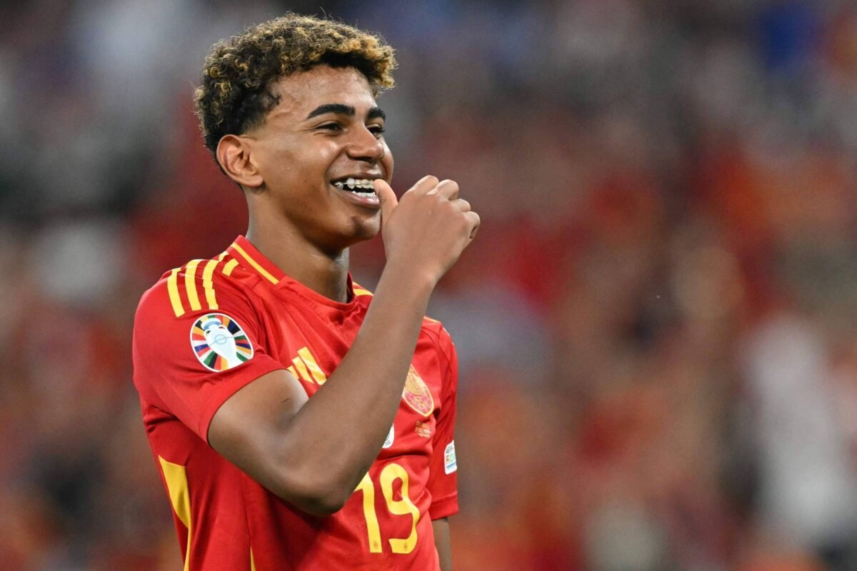 Lamine Yamal, 16, aparelho nos dentes e pernas aparelhadas -