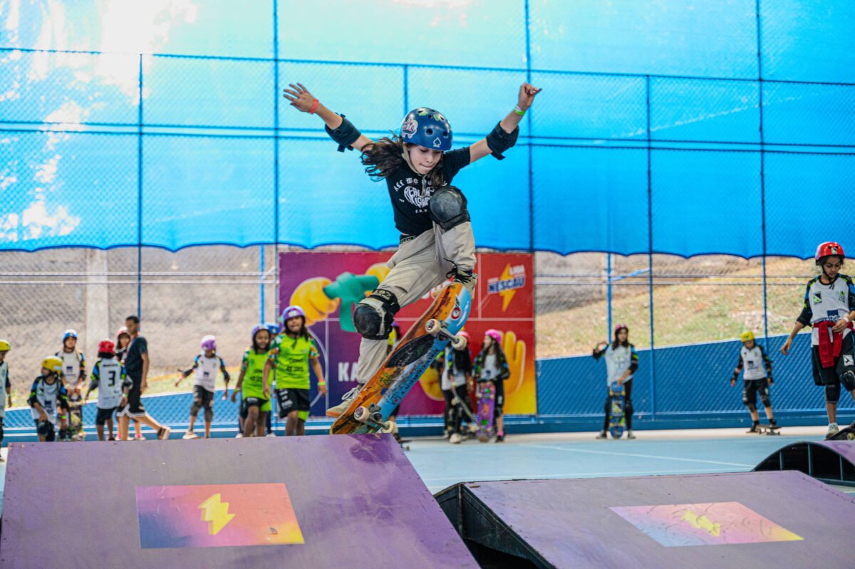 Liga esportiva investe R$ 30 mi em crianças jogando juntas