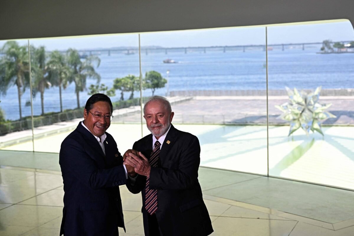 Lula chega à Bolívia para fortalecer Arce após golpe -