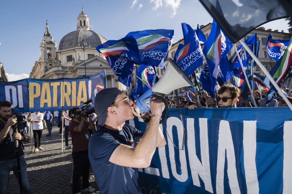 Meloni critica nostalgia fascista após caso em seu partido -