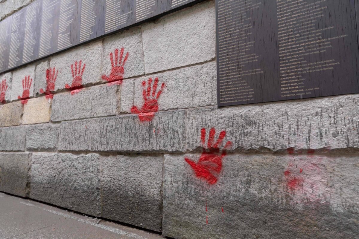 Presos acusados de vandalizar marco do Holocausto em Paris -