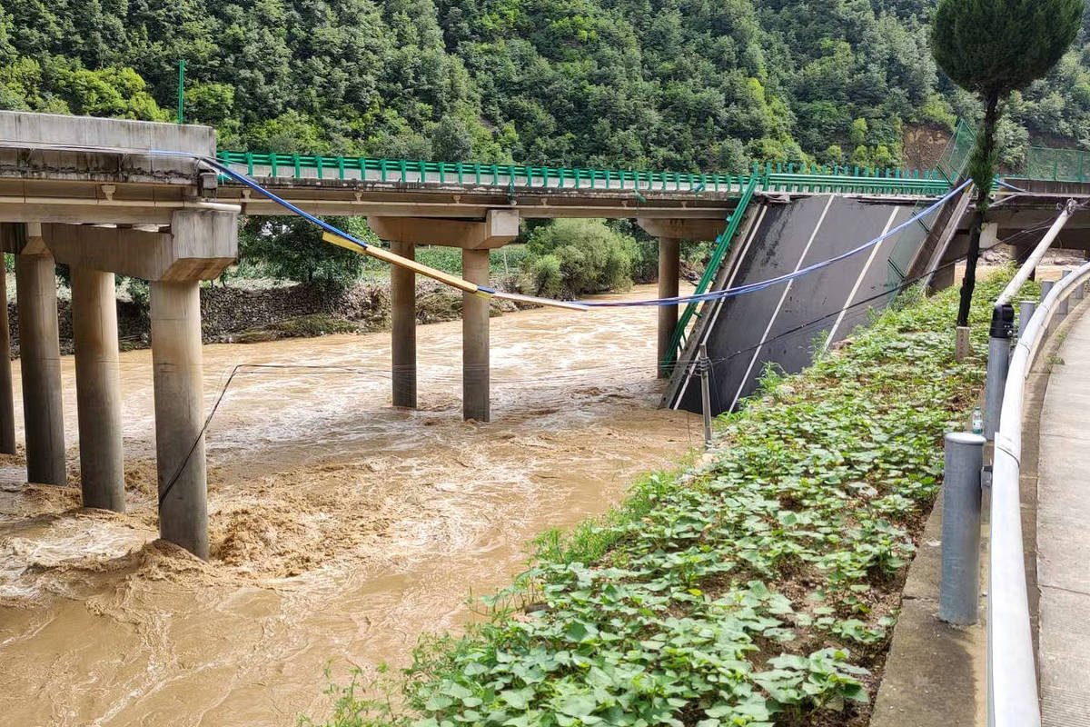 Queda de ponte na China: 30 pessoas estão desaparecidas -