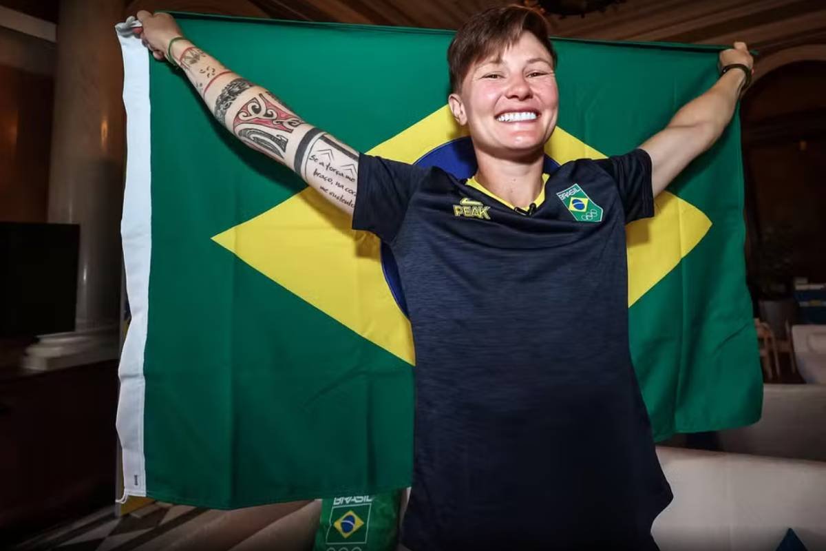 Quem é Raquel Kochhann, porta-bandeira do Brasil nos Jogos -