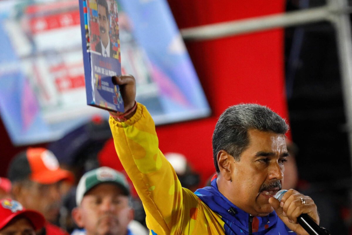 Sob acusações de fraude, Maduro é proclamado reeleito um dia