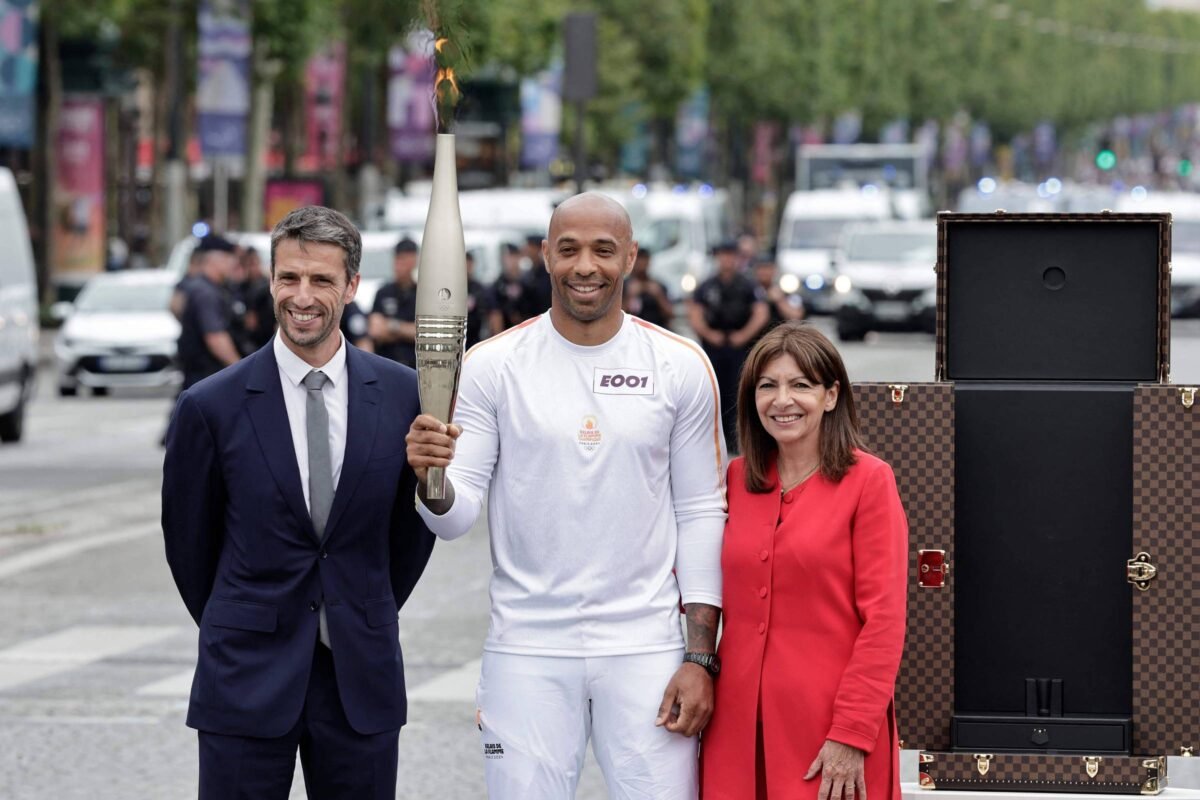 Tocha olímpica chega a Paris em dia de feriado nacional