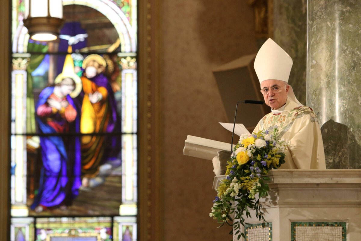 Vaticano excomunga arcebispo ultraconservador da Itália - 05/07/2024 - Mundo