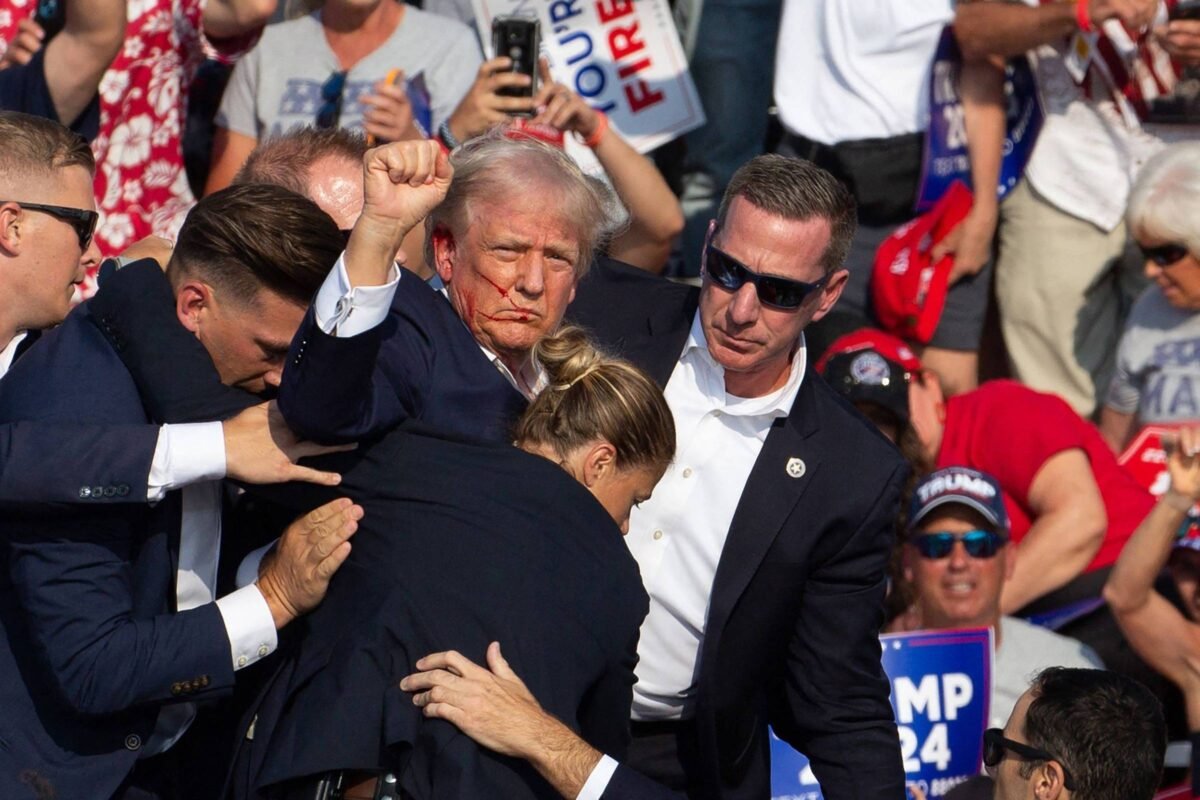 Vídeo: Suspeito em telhado atira em Trump em comício -