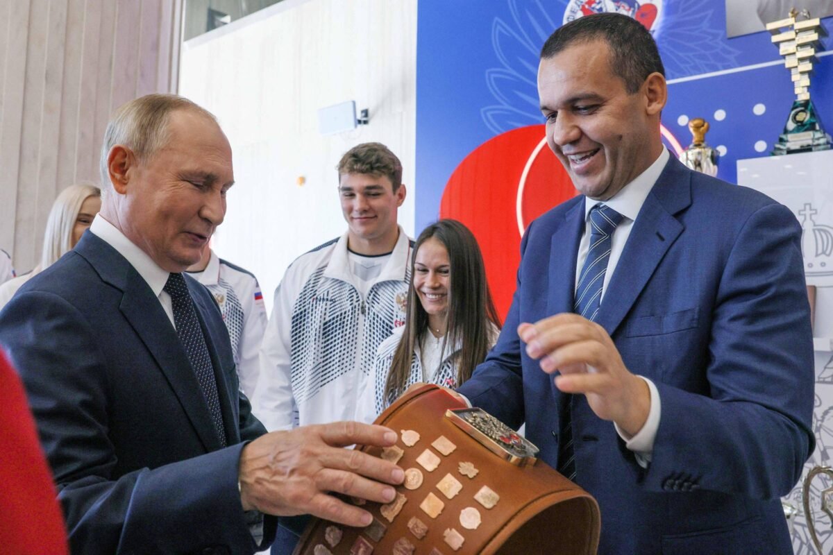 Aliado de Putin é peça-chave em polêmica sobre boxeadoras -