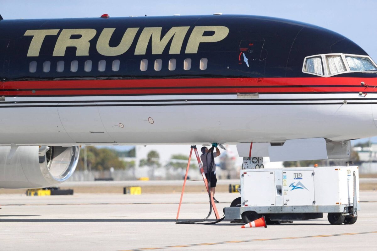 Avião de Donald Trump faz desvio após problema mecânico -