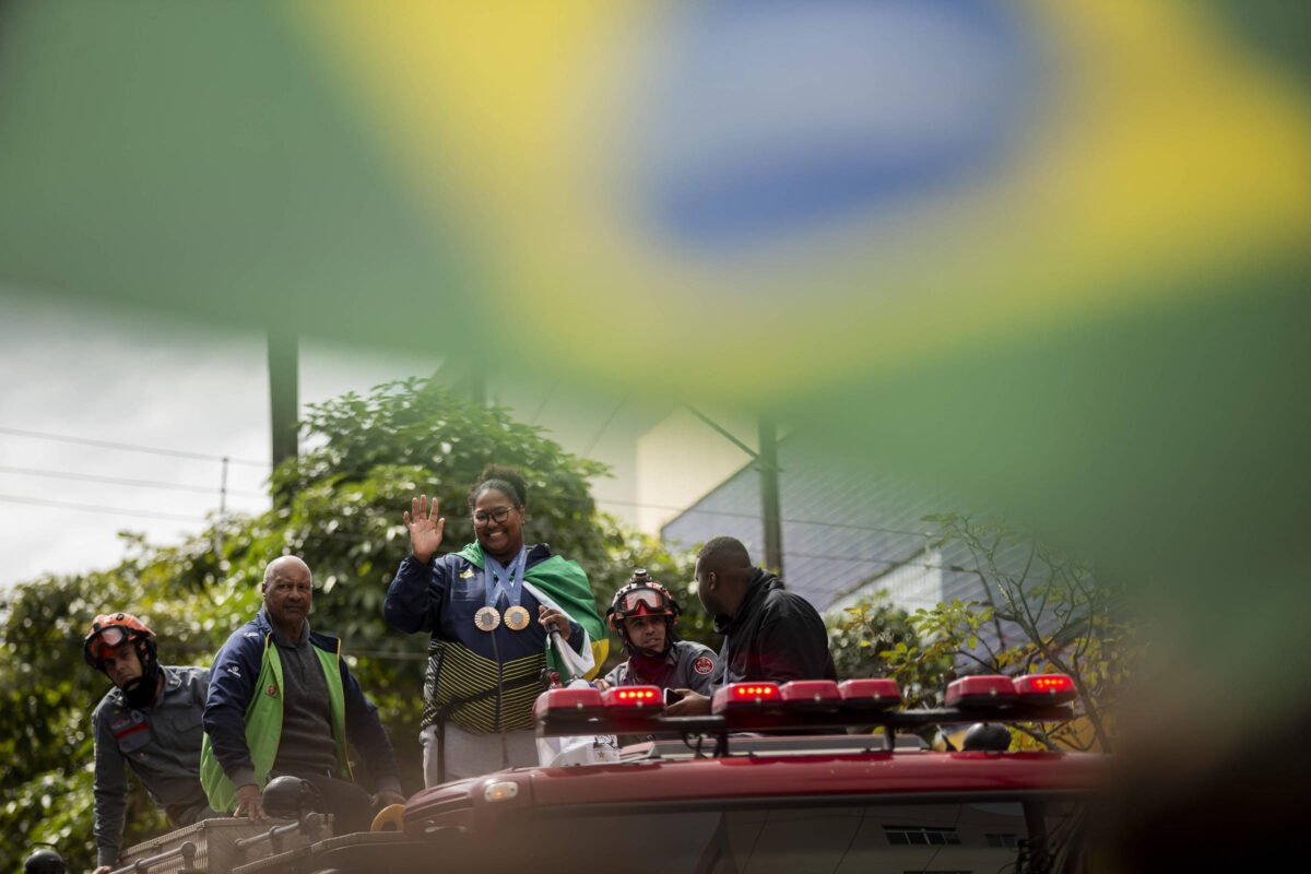 Bia Souza é recebida com festa em volta ao Brasil,