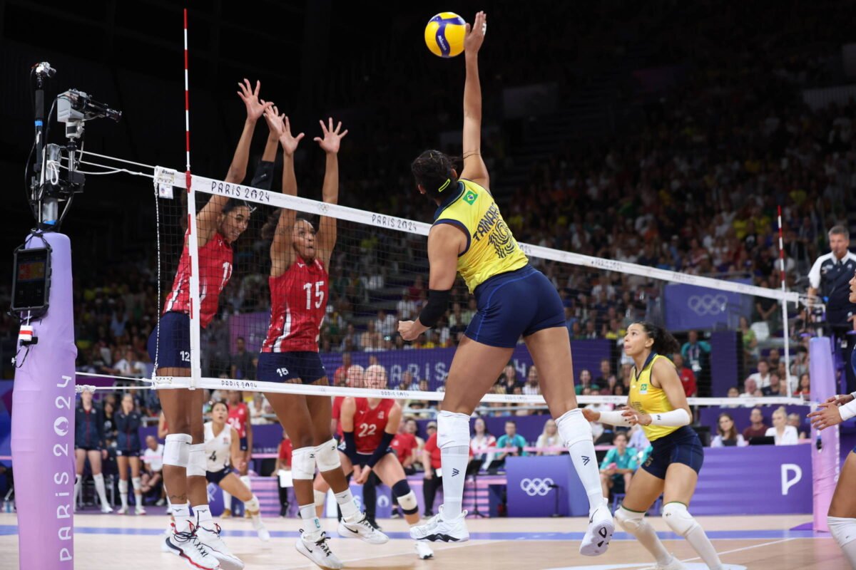 Brasil perde para EUA e vai disputar bronze no vôlei