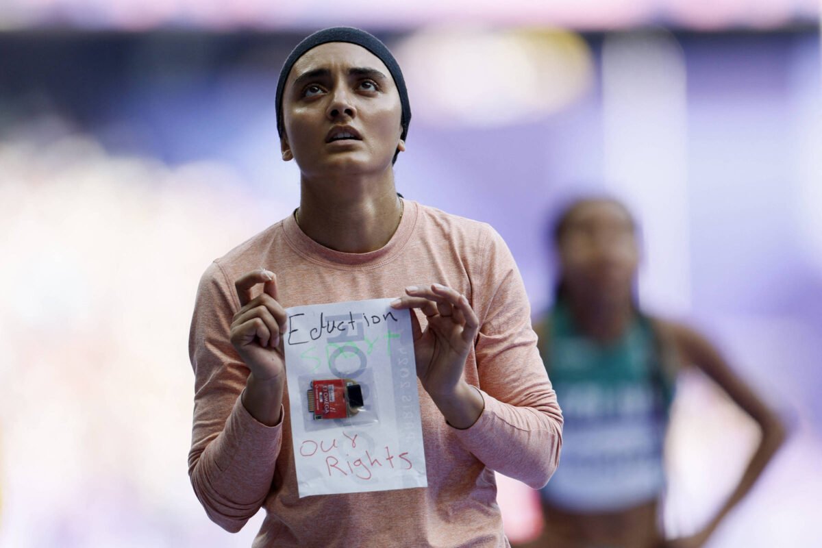 Com performance em Paris, corredora envia mensagem a mulheres afegãs