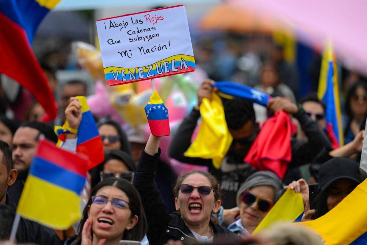 Diáspora venezuelana na Colômbia cobra Maduro, 'o ditador', e Petro,