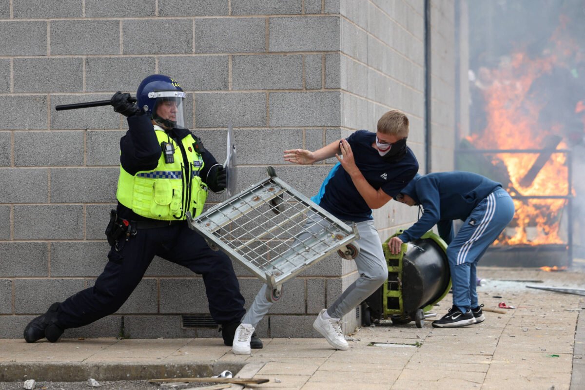Entenda a onda de violência anti-imigração no Reino Unido -