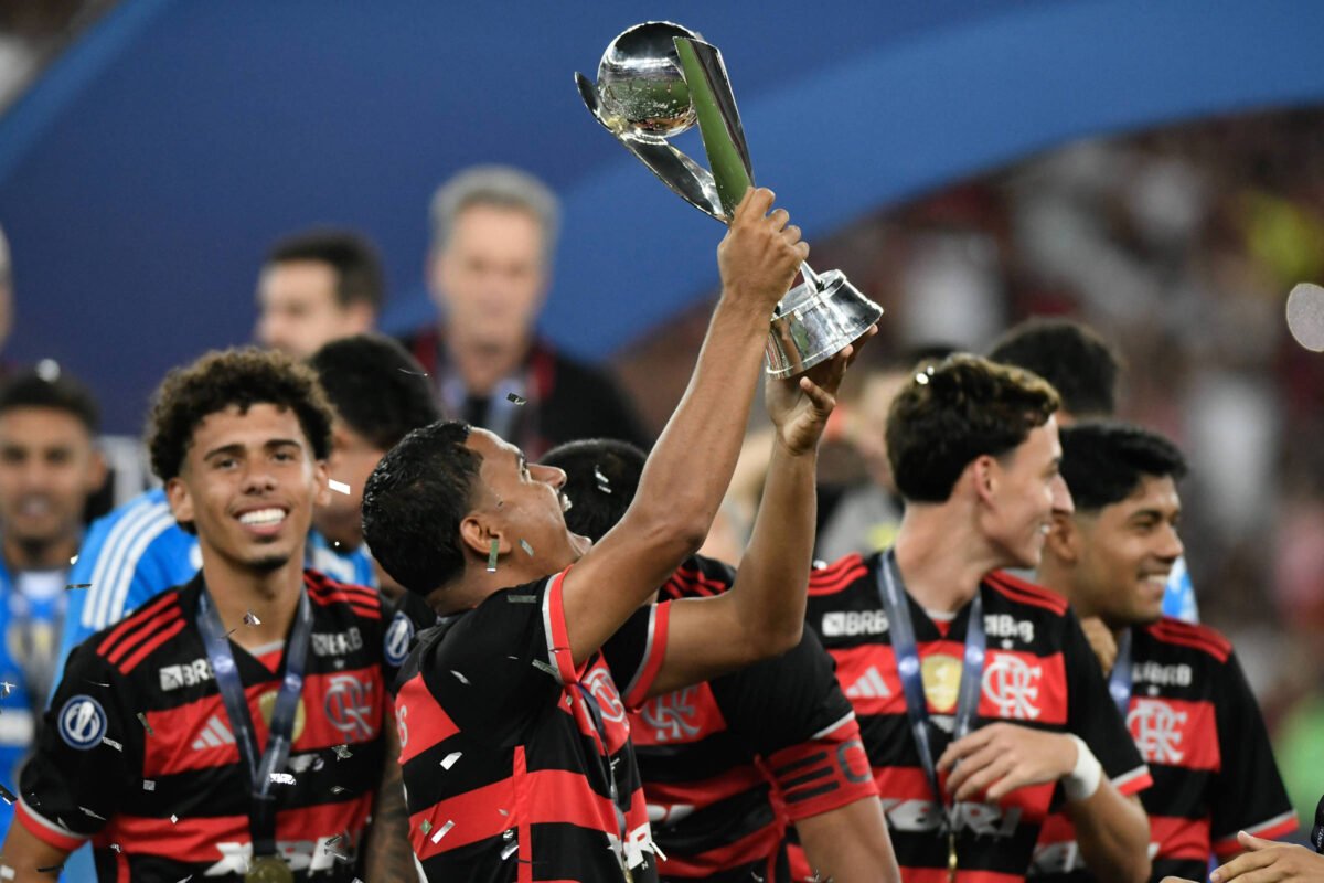 Flamengo bate Olympiacos de virada e conquista mundial sub20 -