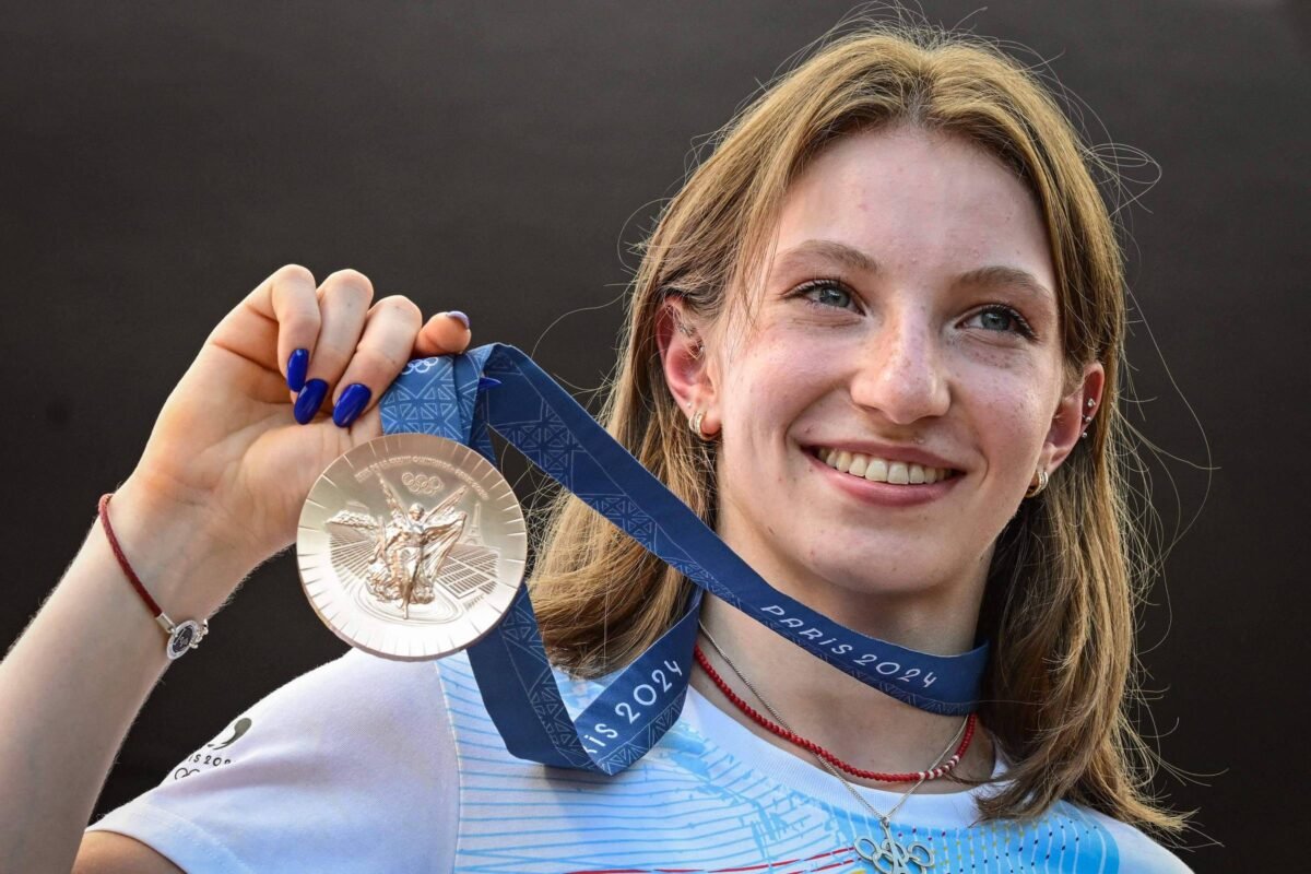 Ginasta romena Ana Barbosu recebe medalha de bronze em Bucareste