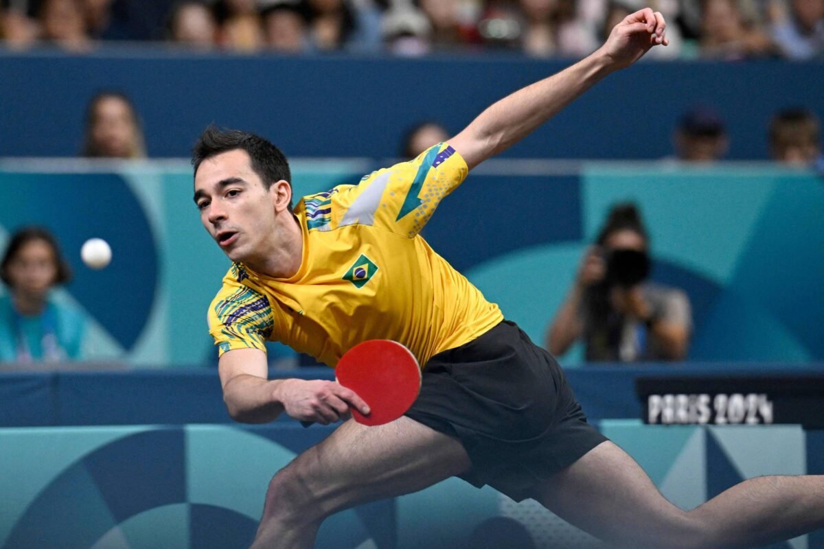 Hugo Calderano perde semifinal para sueco no tênis de mesa
