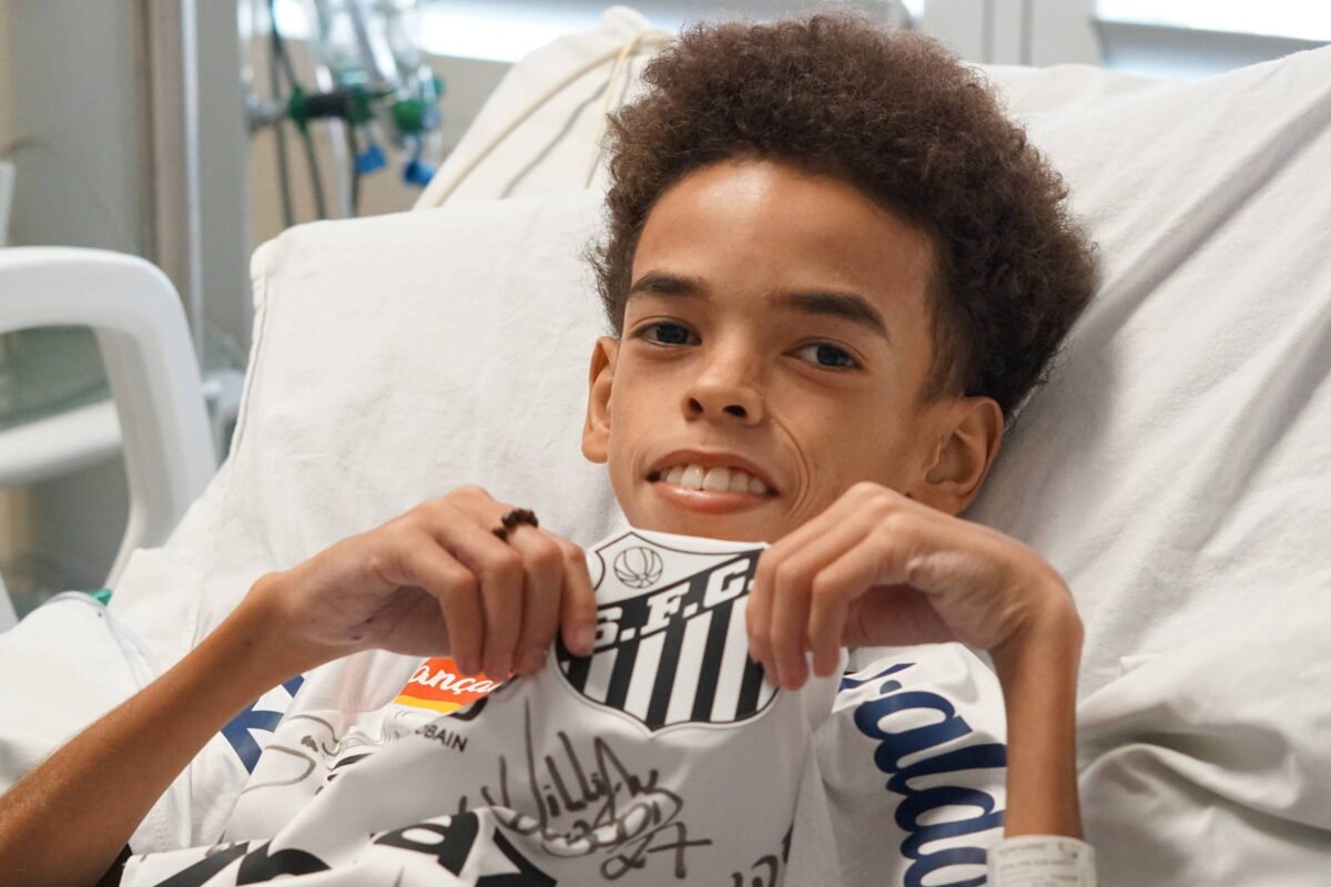 Jovem internado realiza sonho ao receber camisa do Santos -
