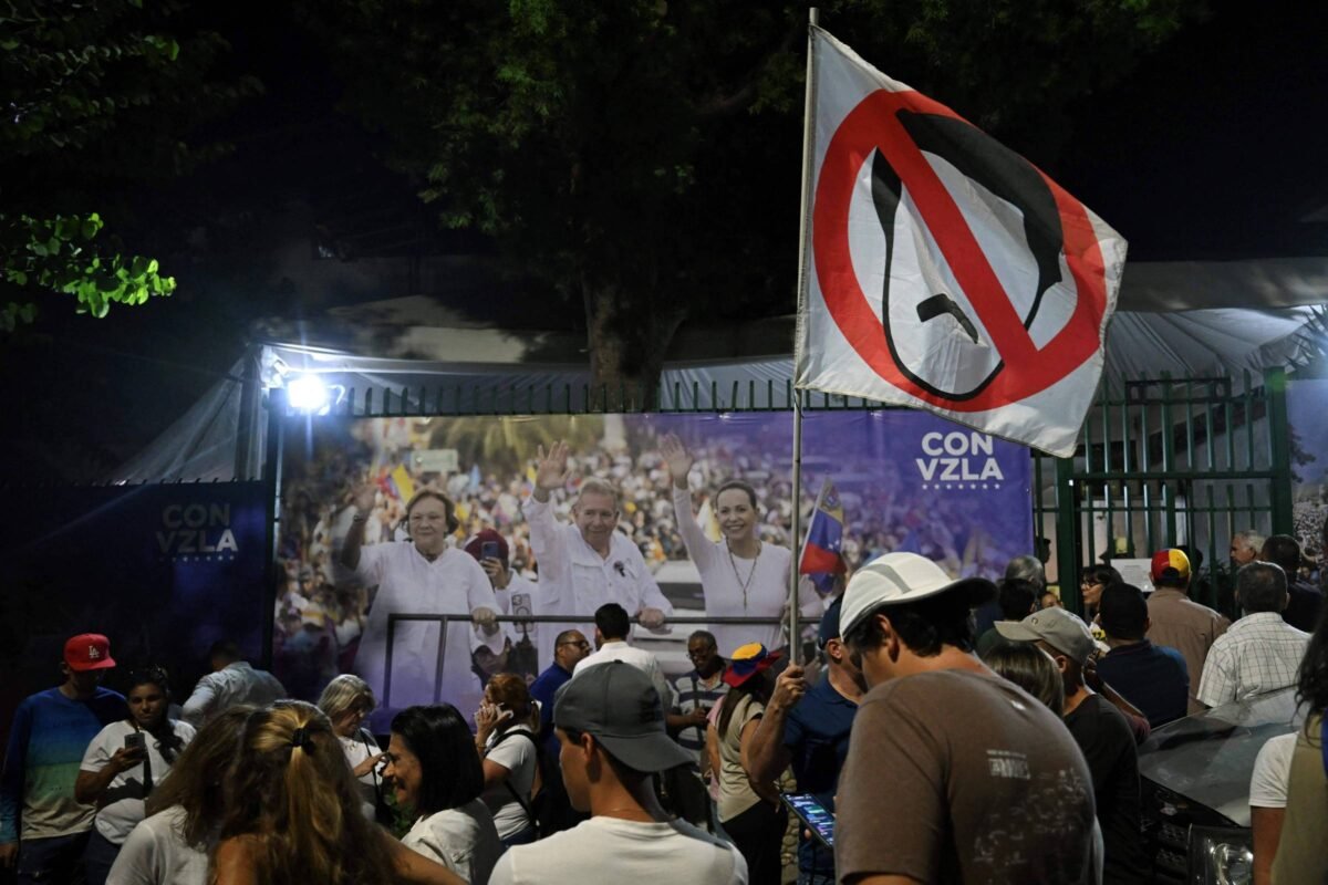 Líder opositora denuncia invasão armada a sua sede de campanha