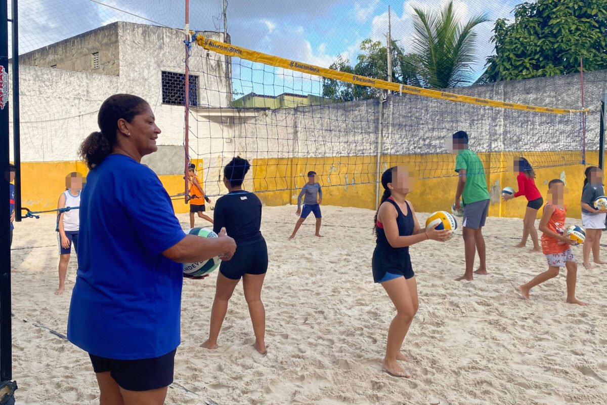 Mãe de medalhista ensina vôlei de praia em projeto no
