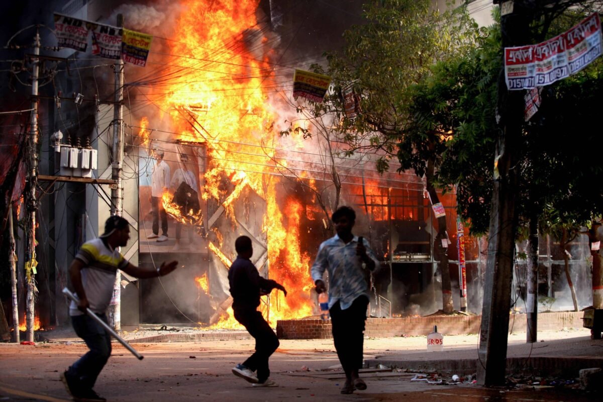Mortes durante protestos em Bangladesh sobem para 300 - 05/08/2024