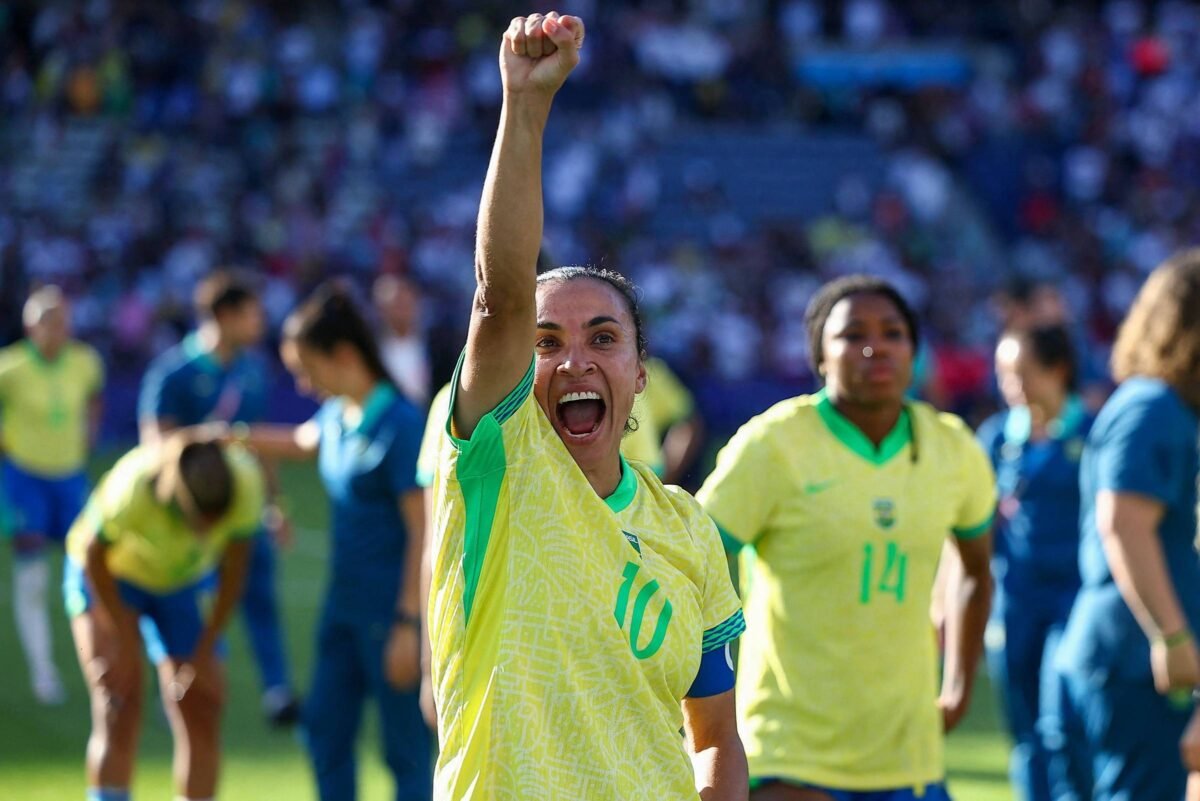 Na despedida, Marta diz que ajudará seleção fora de campo