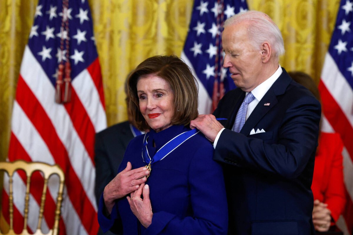 Nancy Pelosi decidiu que Biden devia se aposentar - 14/08/2024