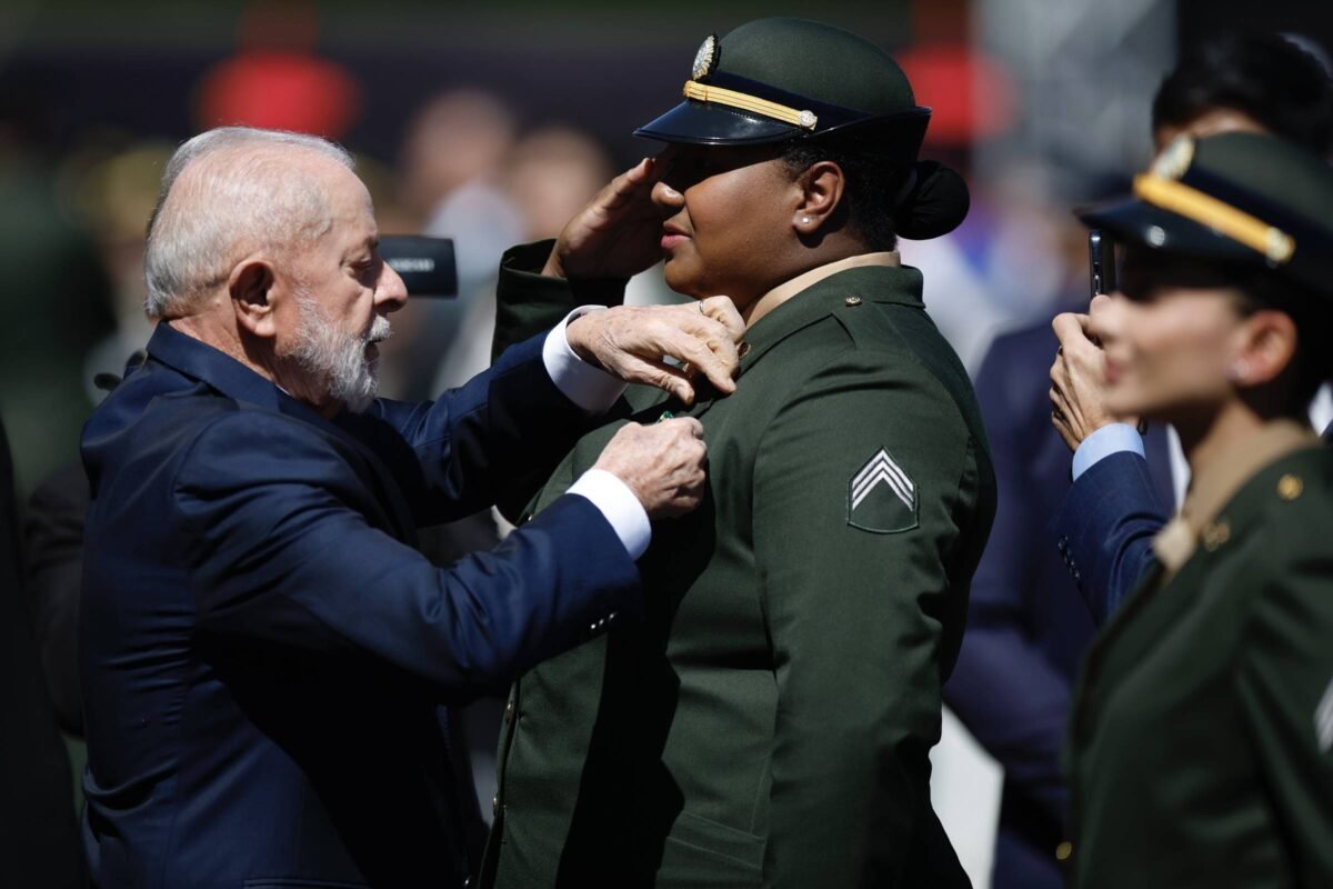 Olimpíadas: Exército condecora medalhistas; veja vídeo - 22/08/2024 - Esporte