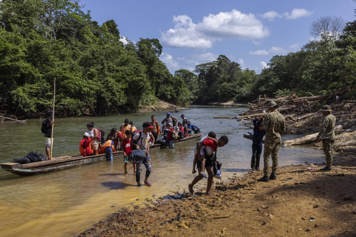 Panamá e EUA iniciam deportações de imigrantes de Darién -