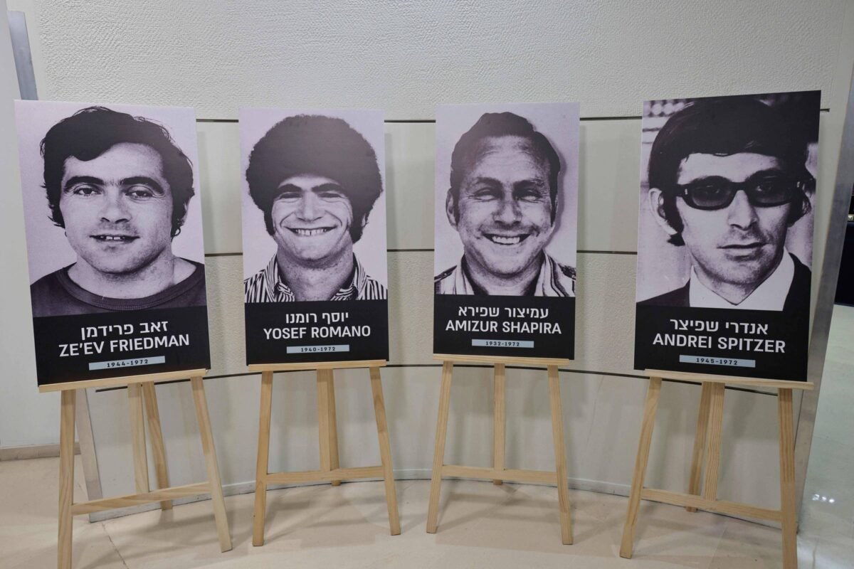 Paris faz homenagem a vítimas de ataque em Munique-1982 -