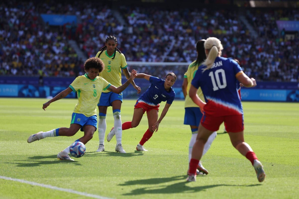 Seleção brasileira feminina é prata no futebol em Paris -
