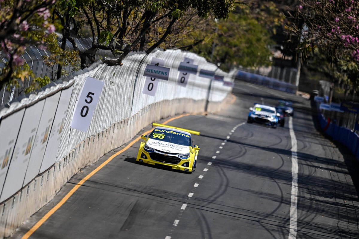 Sob protestos, Stock Car realiz primeira prova em circuito de
