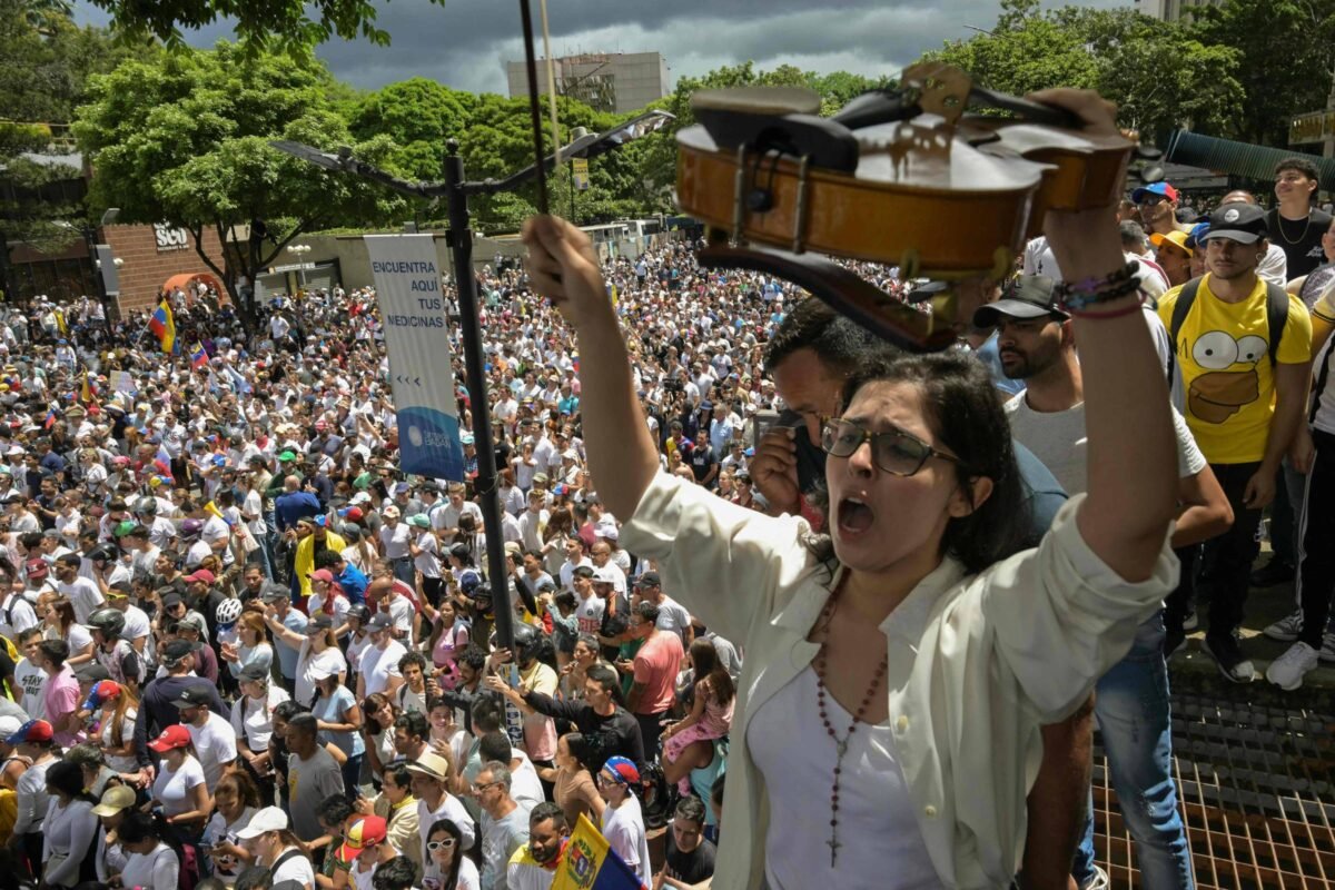Venezuela: Maduro prende qualquer um na rua, diz ONG -