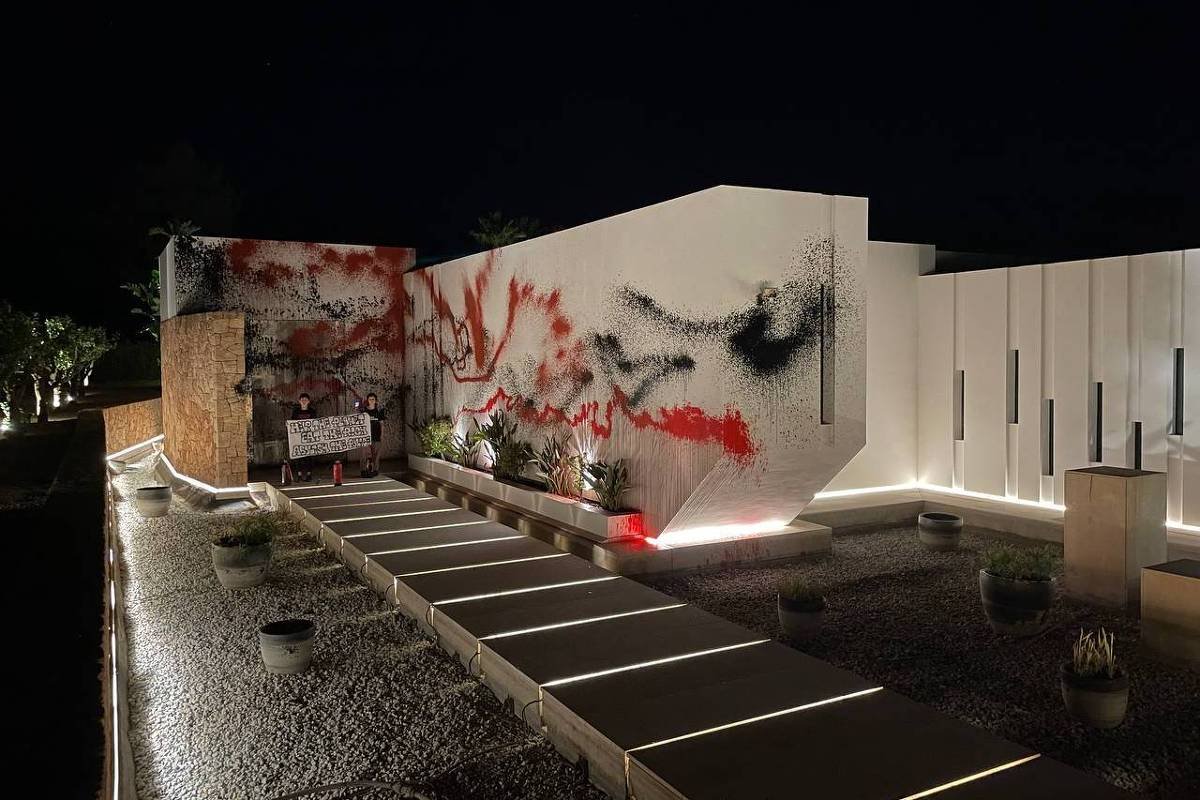 Vídeo: Mansão de Messi é atacada com tinta em Ibiza
