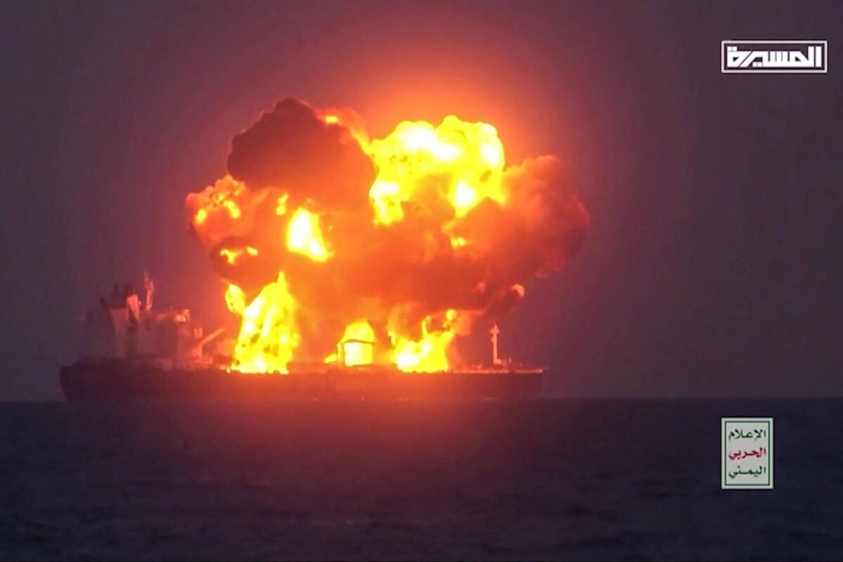 Vídeo: Petroleio é atacado por rebeldes no Mar Vermelho -