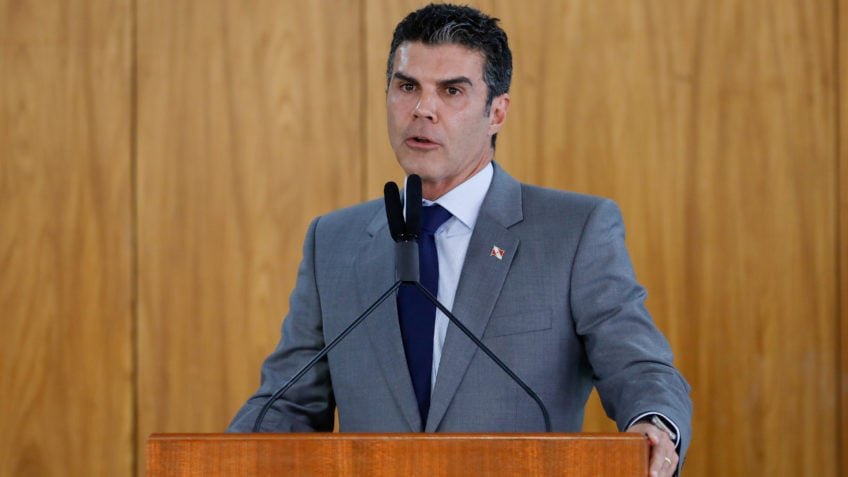 Avião com Helder Barbalho faz pouso forçado por conta da