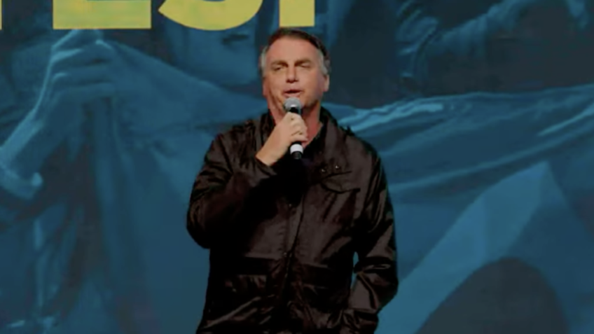 Bolsonaro critica Lula por planejar acabar com o saque-aniversário