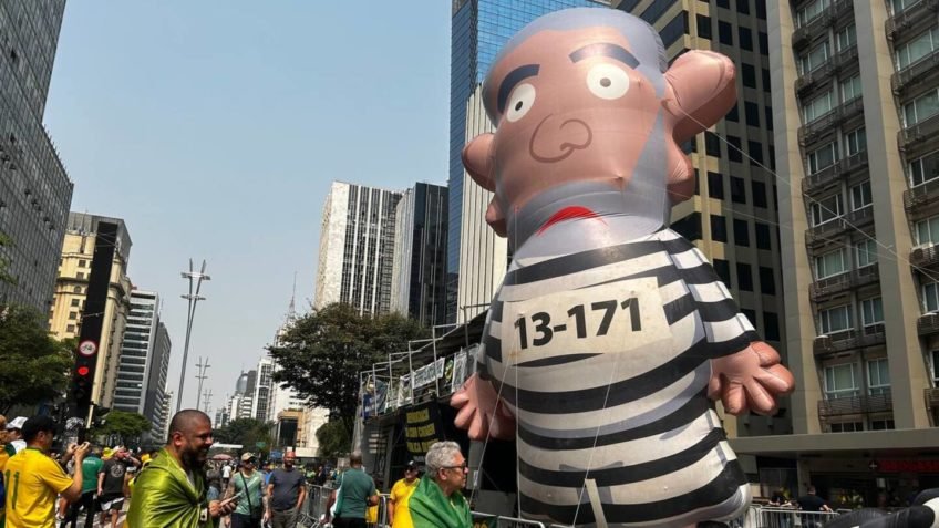 Boneco de Lula preso é inflado por manifestantes na av.