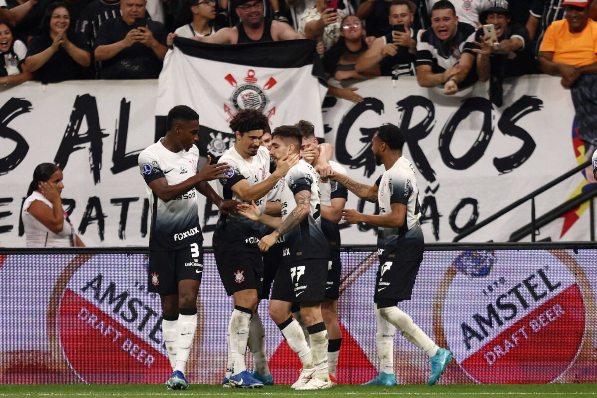 Corinthians vence Fortaleza por 3 a 0 e avança na