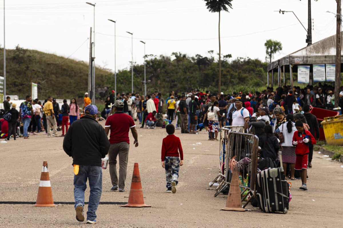 Crise e medo na Venezuela intensificam migração ao Brasil -