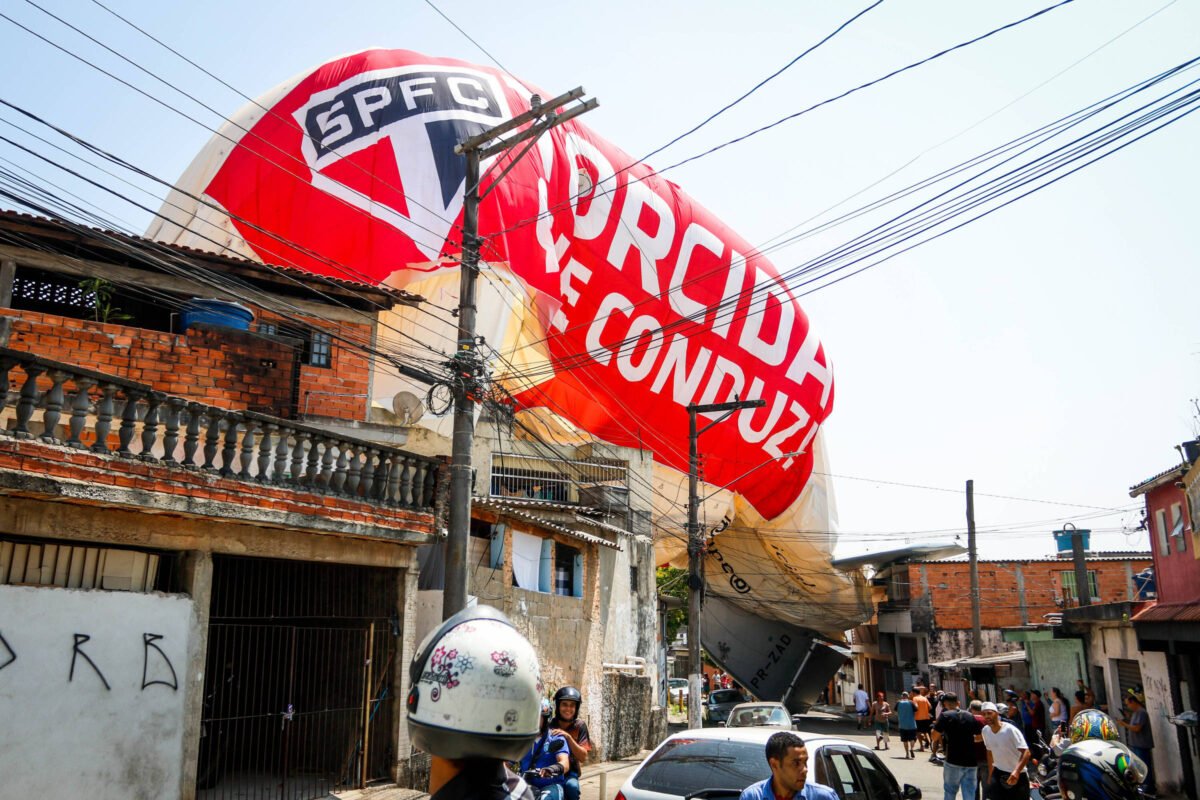 Dirigível com publicidade do São Paulo cai em Osasco -
