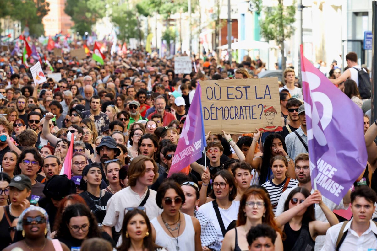 França protesta contra Michel Barnier, novo premiê - 07/09/2024 -