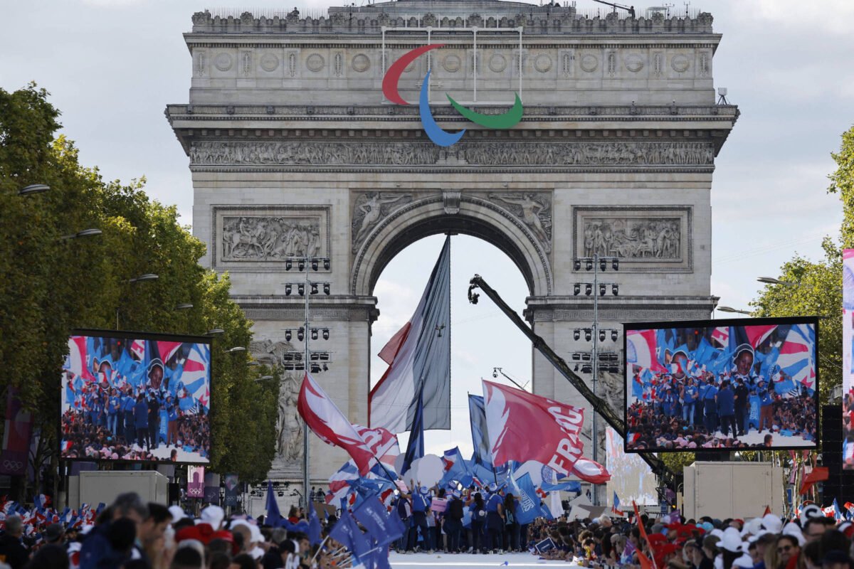 França se despede dos Jogos com desfile na Champs-Élysées -