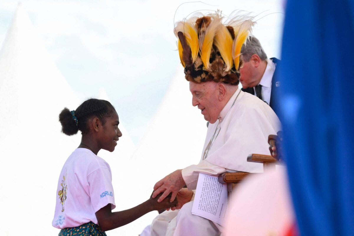 Papa visita Papua-Nova Guiné e pede fim da violência -