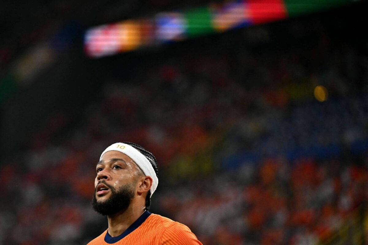 Presidente do Corinthians tenta a sorte com Memphis Depay -