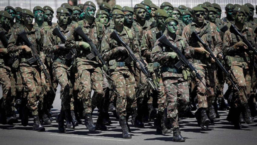 Projeto aumenta punição a militar que atenta contra a democracia