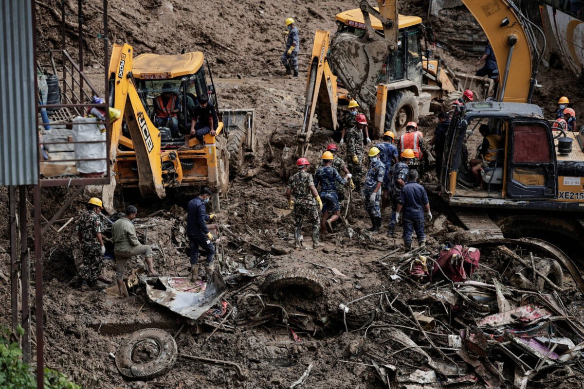 Sobe para 148 o número de mortos no Nepal -